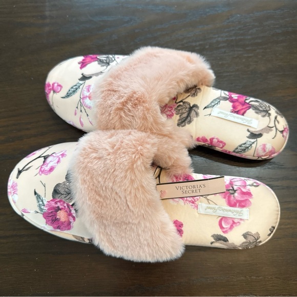 Victoria's Secret Shoes - NWT Victoria’s Secret Slippers Floral Flowers Cozy Size Large (9-10)